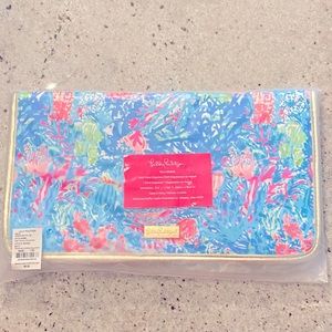 This is a travel organizer GWP by Lilly Pulitzer. A folder for your travels!